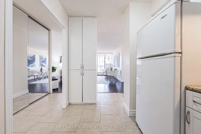 Additional image 5 of 975 WARWICK Crt Unit 706