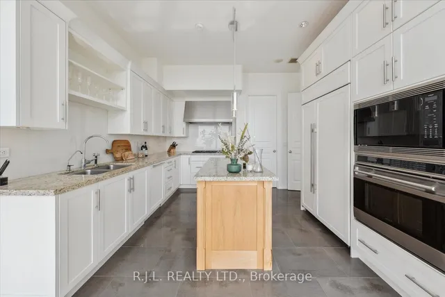 Additional image 32 of 183 Wellington St Unit 2505