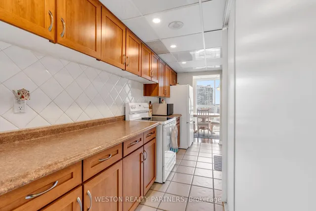 Additional image 11 of 3650 Kaneff Cres Unit 1104