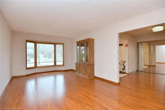 Additional image 9 of 35 Daffodil Cres