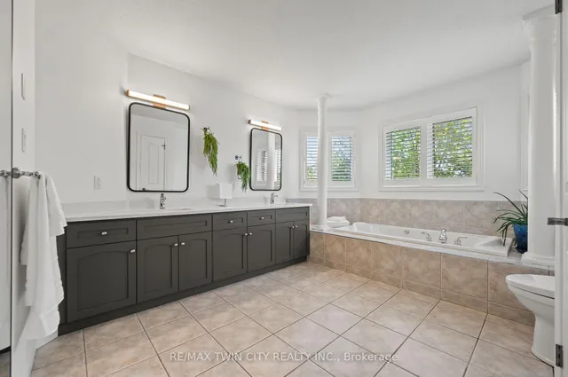 Additional image 27 of 533 Falconridge Cres