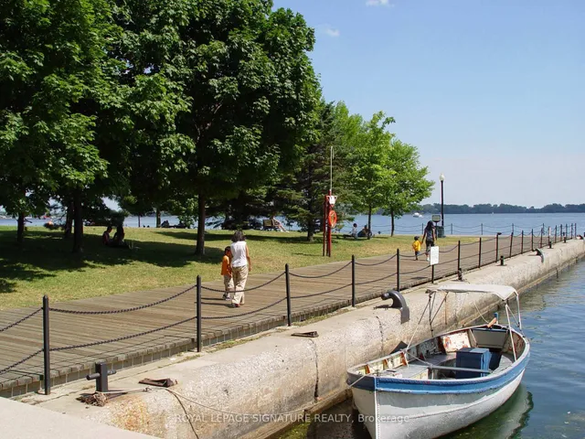 Additional image 32 of 99 Harbour Sq Unit 1812