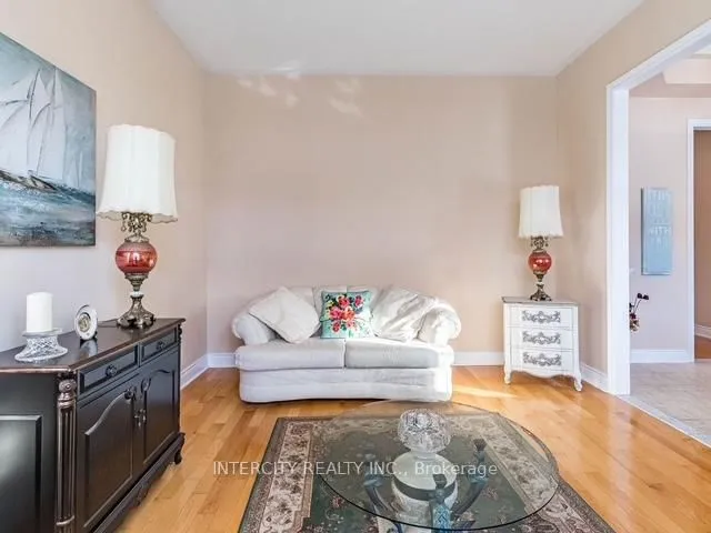 Additional image 3 of 35 Fontainebleu Rd