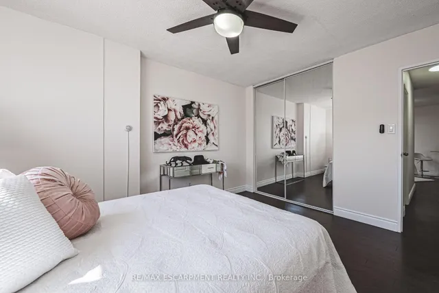 Additional image 15 of 975 WARWICK Crt Unit 706