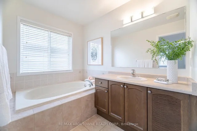 Additional image 29 of 1046 Holdsworth Cres