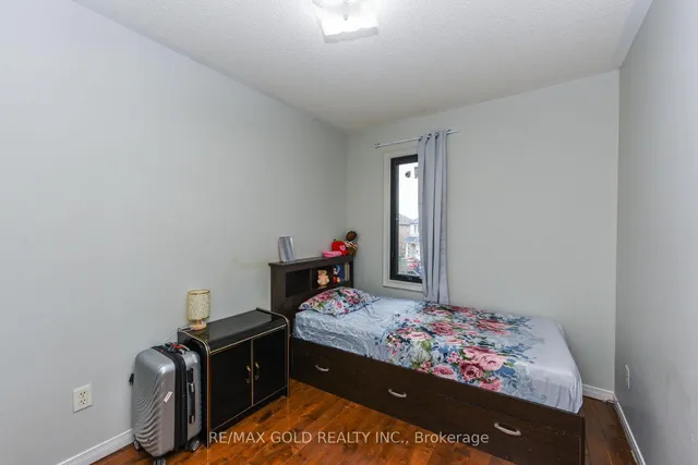 Additional image 19 of 17 Penguin Lane