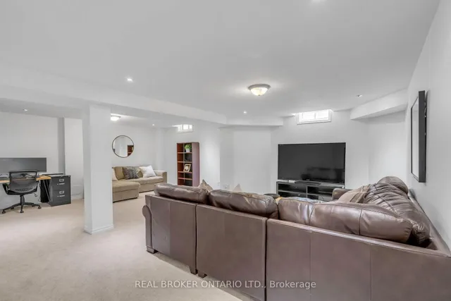 Additional image 43 of 1036 Hemstreet Cres