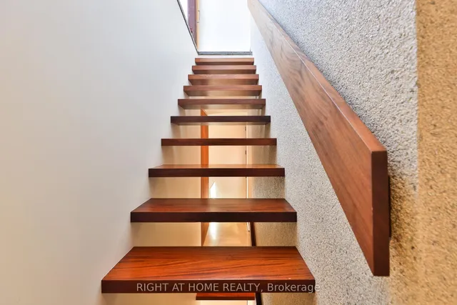 Additional image 32 of 694 Richmond St