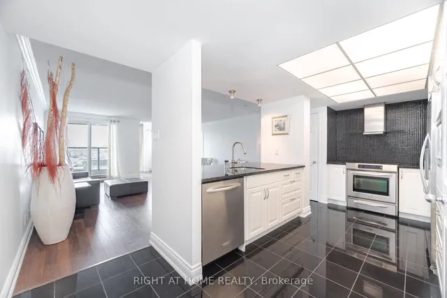 Additional image 8 of 77 Harbour Sq Unit 1812