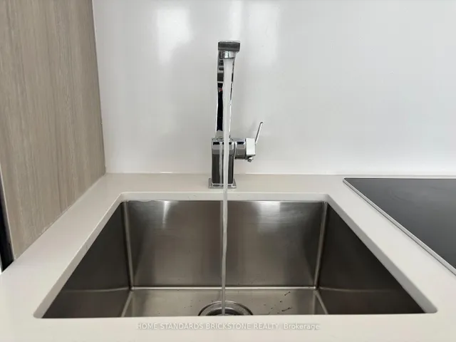 Additional image 18 of 39 Roehampton Ave Unit 609