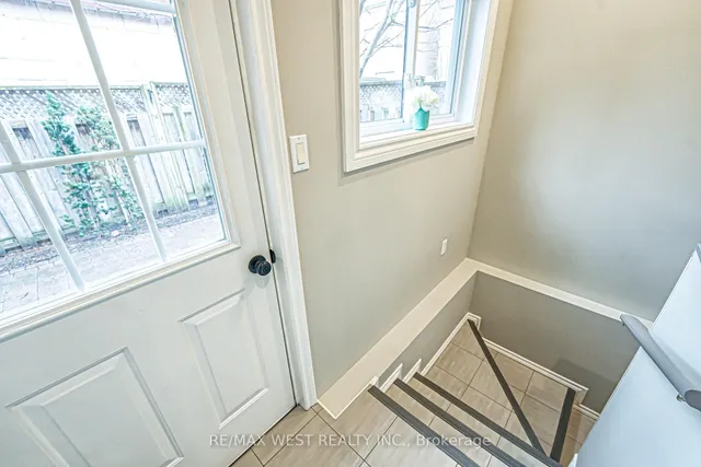 Additional image 23 of 712 Gladstone Ave