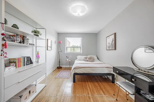 Additional image 20 of 35 Woodenhill Crt