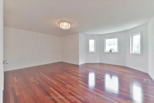 Additional image 21 of 2216 Dunvegan Ave