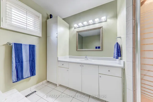 Additional image 20 of 17 Plumrose Blvd