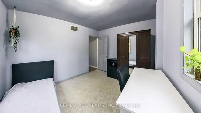 Additional image 19 of 114 Royal Ave