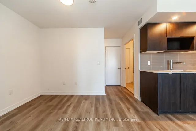 Additional image 15 of 225 Village Green Sq Unit 1004