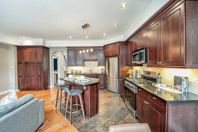 Additional image 18 of 116 Lake Shore Dr