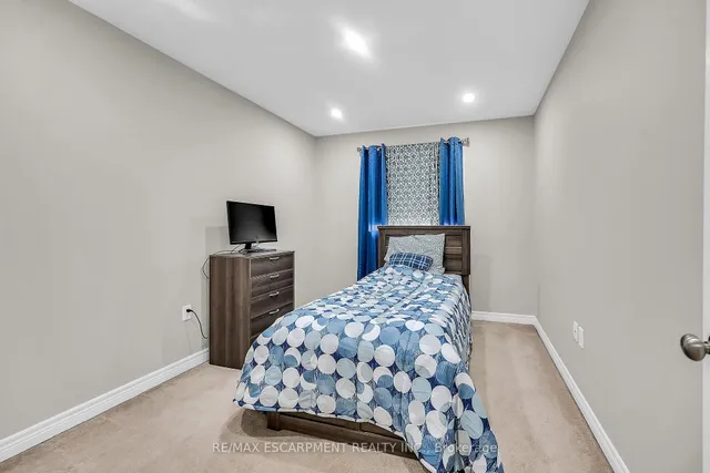 Additional image 34 of 8 Charleswood Cres