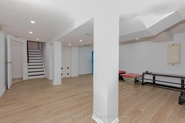 Additional image 33 of 72 Dunvegan Cres