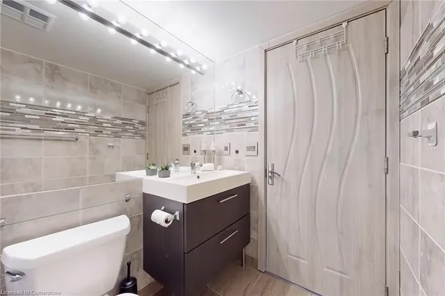 Additional image 20 of 219 Fort York Blvd