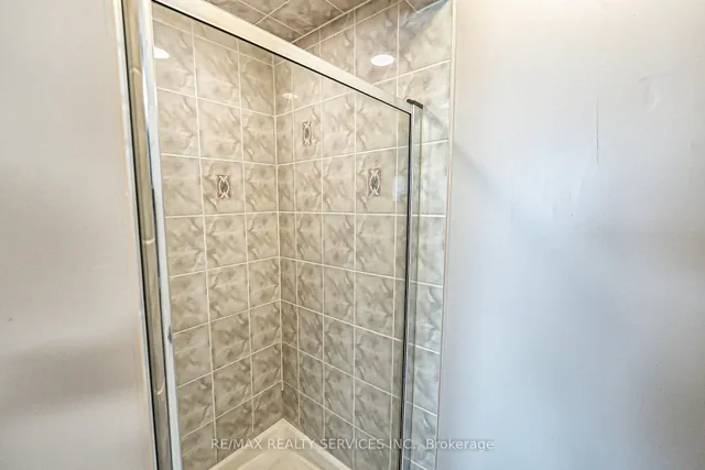 Additional image 27 of 32 Crystalview Cres