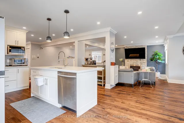 Additional image 20 of 7 Magenta Crt