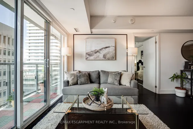 Additional image 16 of 955 BAY St Unit 1809