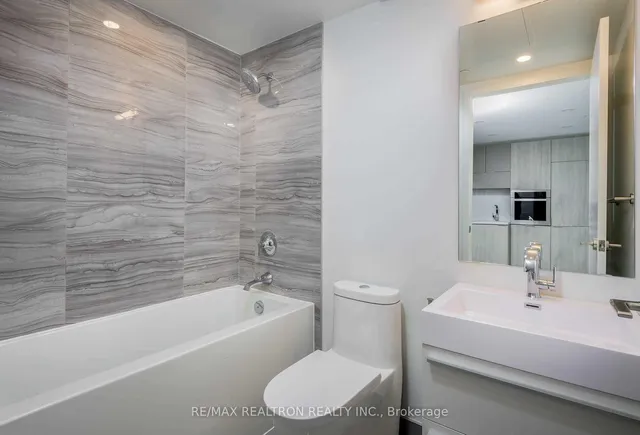 Additional image 9 of 39 Roehampton Ave Unit 806