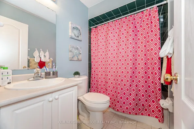 Additional image 28 of 71 Giraffe Ave