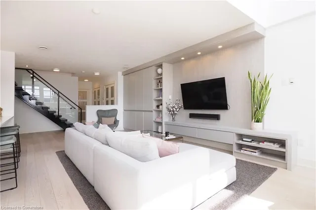 Additional image 6 of 112 Benton St Unit 710