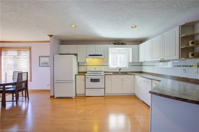 Additional image 11 of 868 Fairway Cres