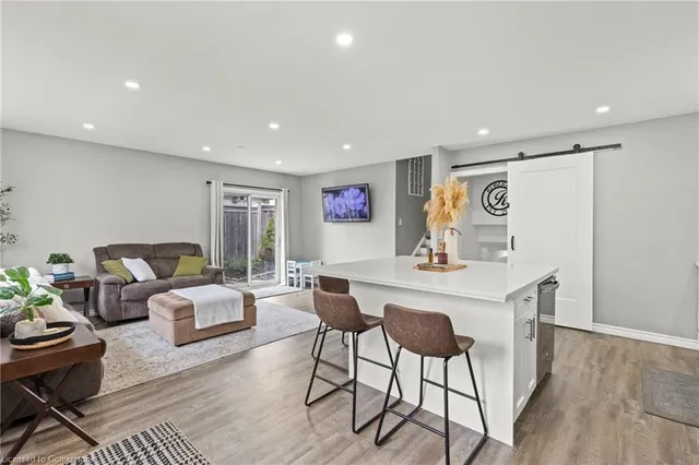 Additional image 4 of 3 Electra Crt