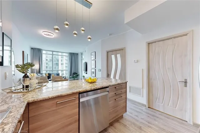 Additional image 6 of 219 Fort York Blvd