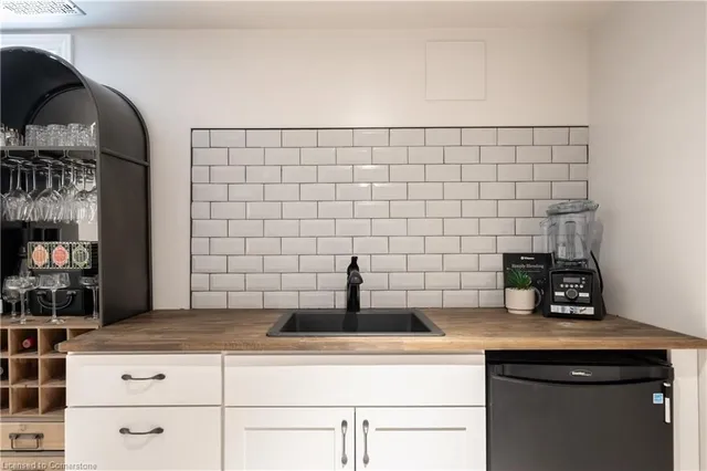 Additional image 24 of 105 Tragina Ave