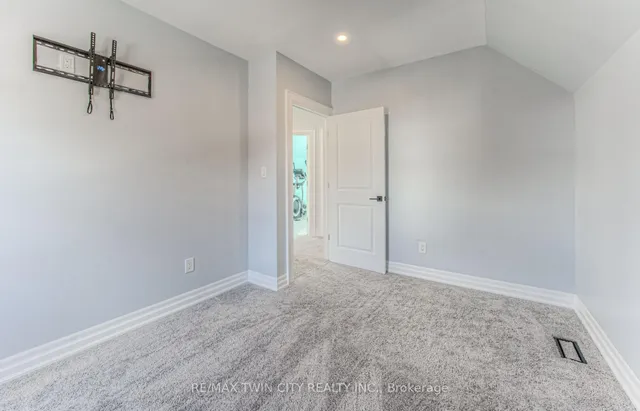 Additional image 33 of 31 Dekay St