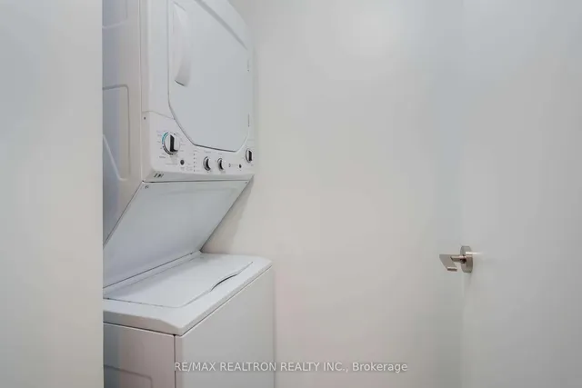 Additional image 10 of 39 Roehampton Ave Unit 806