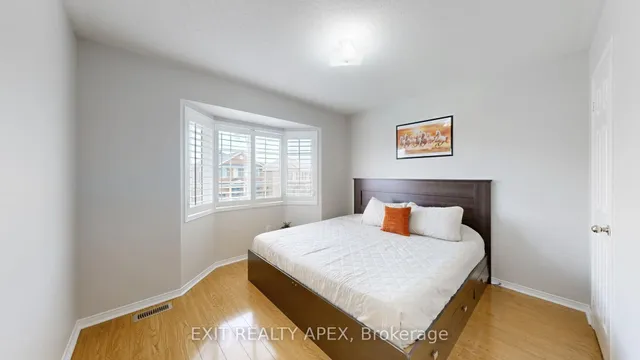 Additional image 29 of 77 Commodore Dr