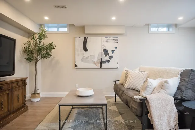 Additional image 32 of 4205 Cole Cres