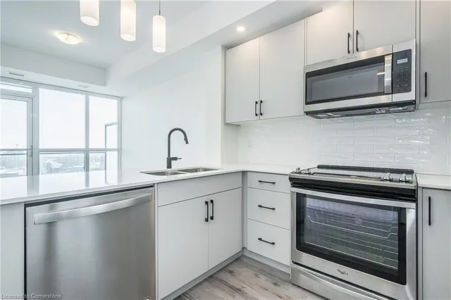 Additional image 19 of 60 Charles Street West Unit 1104