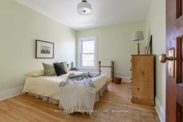 Additional image 28 of 24 Hyde Park Ave