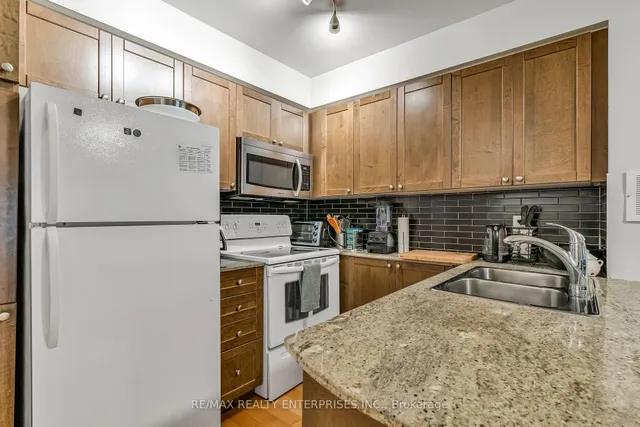 Additional image 8 of 763 Bay St Unit 404