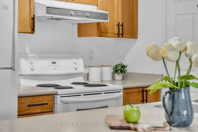 Additional image 8 of 889 Bay St Unit 1011