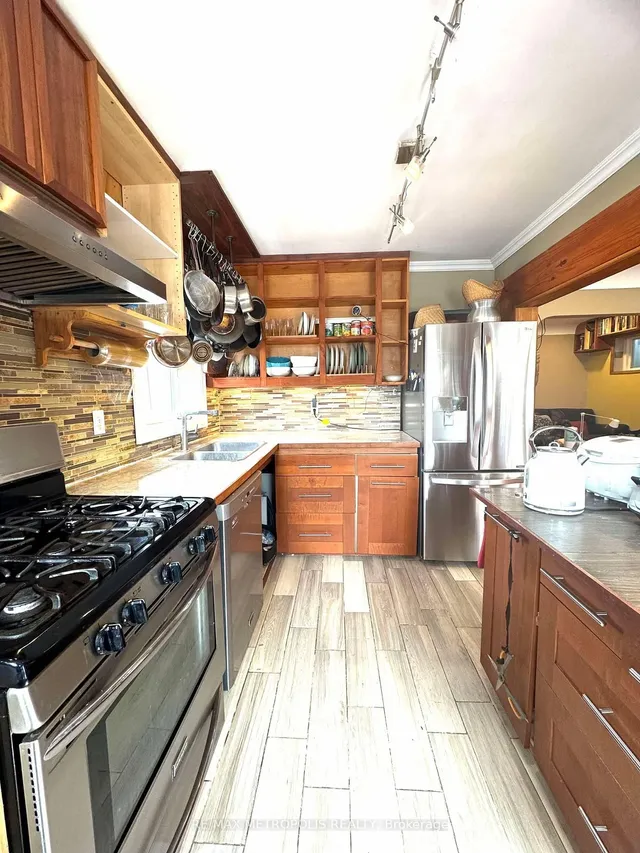 Additional image 8 of 982 Cosburn Ave