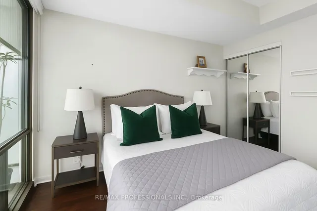 Additional image 15 of 832 Bay St Unit 4405