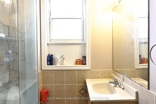 Additional image 33 of 1820 Dundas St