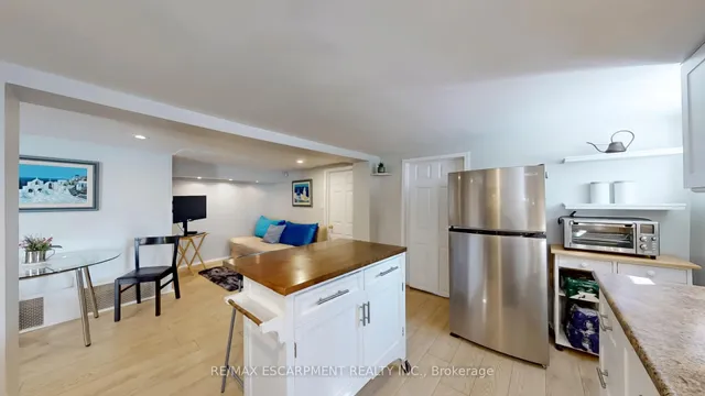 Additional image 28 of 527 Victoria Park Ave