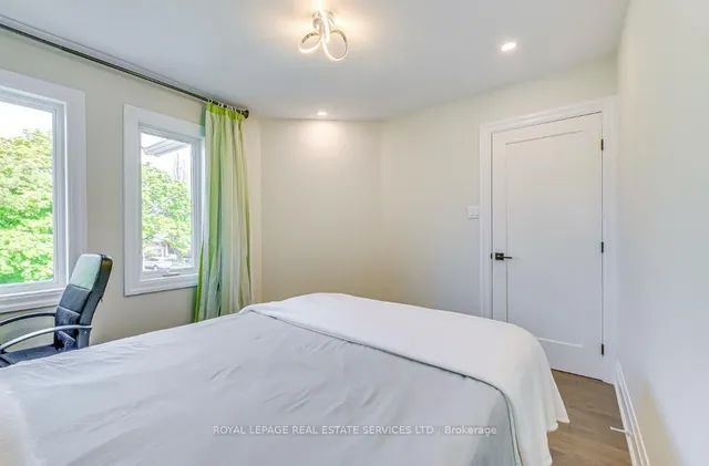 Additional image 27 of 1097 Grandeur Cres