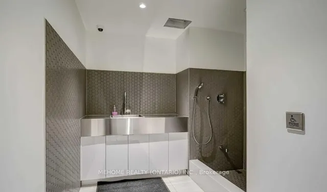 Additional image 26 of 39 Roehampton Ave Unit 2101