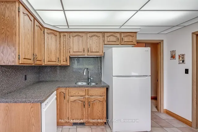 Additional image 21 of 327 Strathcona Dr