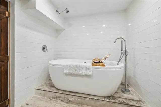 Additional image 25 of 692 Catalina Cres